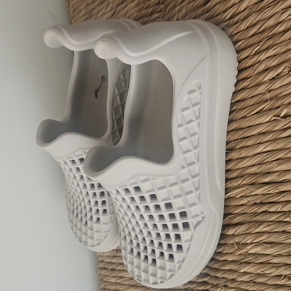 LUSSO CLOUD Scenario Comfort Slip-On - Unisex, Water Friendly, Size W - Picture 2 of 5